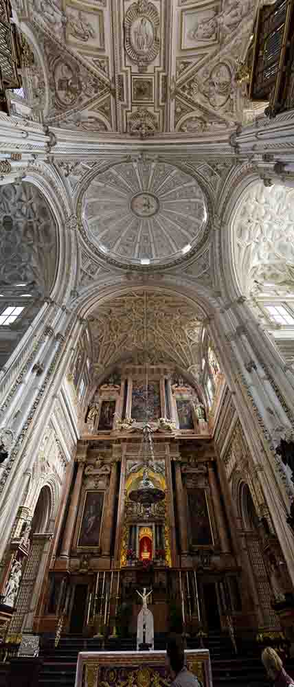Córdoba 065 - Mezquita Catedral - interior - altar mayor y crucero.jpg